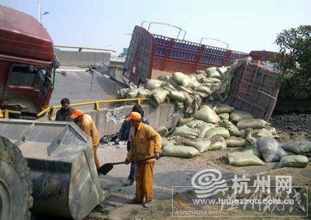 現場坍塌的橋面和四腳朝天翻倒的貨車。