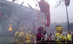 洞頭縣北岙鎮大王殿村的村民，在為“迎火鼎”巡游做彩排。陳蜜 攝