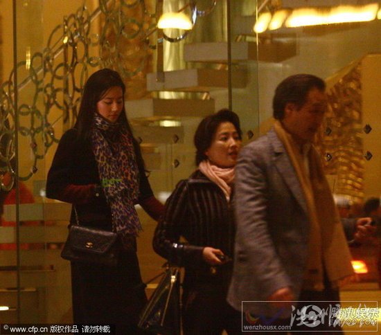 劉亦菲和媽媽、教父一起