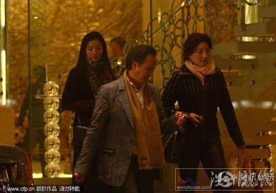 劉亦菲和媽媽、教父一起