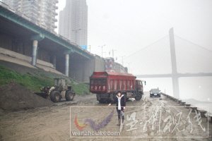要么愛要么死 他抱起前女友跳進(jìn)嘉陵江(圖)