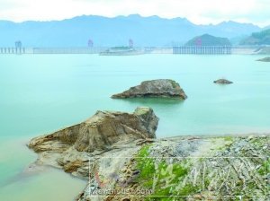 23日，三峽水庫壩前水位降至152.95米，庫底山巖露出水面。