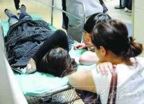 南京輕生女跳進鐵軌摔倒在地鐵軌道排水槽中躲過一