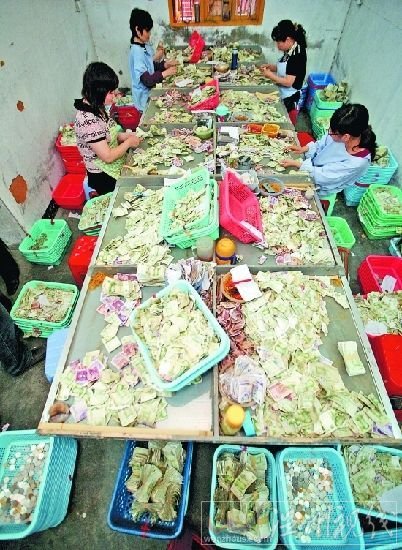 女員工忙著清點零錢（來源：泉州晚報）