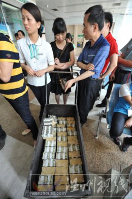 銀行說,8個人同時存零鈔耽誤了其他顧客