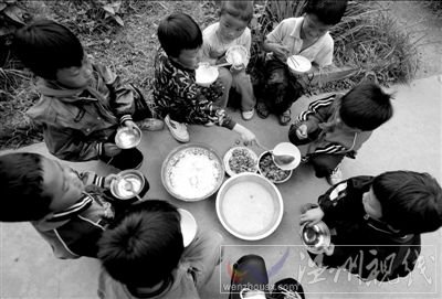貧困縣小學(xué)生每日以土豆為餐 官方稱力不從心