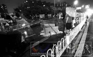 昨日，蘋果園南路兩人被沖入井內。事發后，現場已拉上警戒線。本報記者 王貴彬 攝