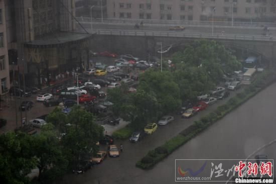 6月28日下午，長沙遭遇暴雨襲擊，城區(qū)部分地段由于積水較深，導(dǎo)致交通受阻。在積水較為嚴重的長沙市八一橋段，部分車輛已經(jīng)拋錨，被浸水中。圖為一輛轎車因積水太深拋錨。劉雙雙 攝