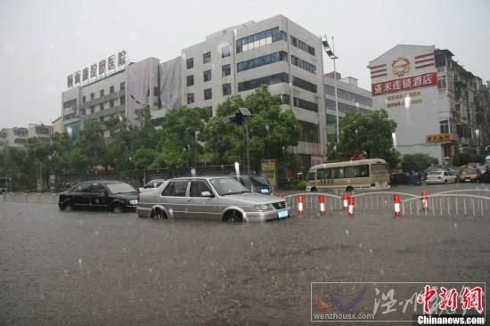 6月28日下午，長沙遭遇暴雨襲擊，城區(qū)部分地段由于積水較深，導(dǎo)致交通受阻。在積水較為嚴重的長沙市八一橋段，部分車輛已經(jīng)拋錨，被浸水中。圖為轎車停在路中不敢前行。傅煜 攝