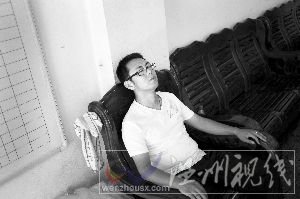 聽到提早趕到的親屬說，無人認(rèn)領(lǐng)的女子體貌特征極像妻子陳碧，楊峰癱坐在椅子上喃喃默念，“希望不是她，希望她被好心人救走”。