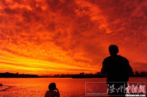 臺風(fēng)“洛坦”臨近 海南現(xiàn)火燒云奇觀 