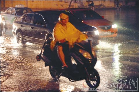沈陽(yáng)大到暴雨 552名交警雨中值勤