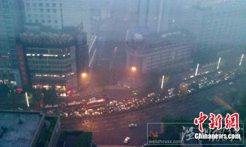 成都市區(qū)降暴雨晝如夜