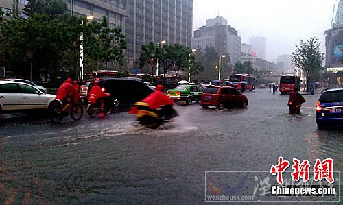 成都市區(qū)降暴雨晝如夜（2）