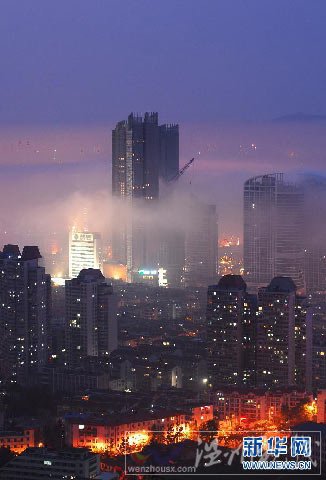 煙臺(tái)夜間平流霧美景 城市霧海中飄移