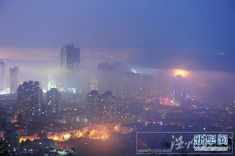 煙臺(tái)夜間平流霧美景 城市霧海中飄移
