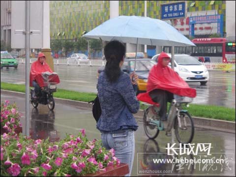 河北大部出現(xiàn)降雨 氣溫下降顯涼意
