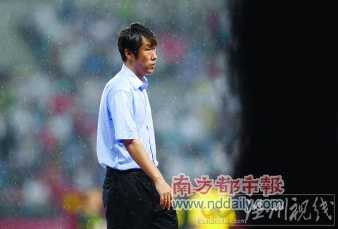 合肥暴雨中 國(guó)足主帥高洪波“站好最后一班崗”