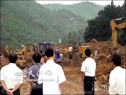 江西吉安縣發(fā)生大面積山體滑坡 319國(guó)道被堵