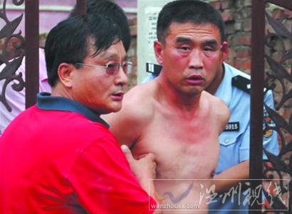 疑似精神病男子在菜場(chǎng)持刀砍人