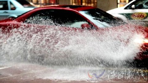 暴雨來(lái)襲積水“掀翻”窨井蓋 浦東機(jī)場(chǎng)起降正常