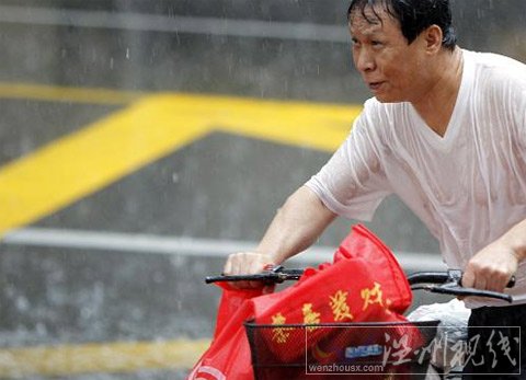暴雨來(lái)襲積水“掀翻”窨井蓋 浦東機(jī)場(chǎng)起降正常