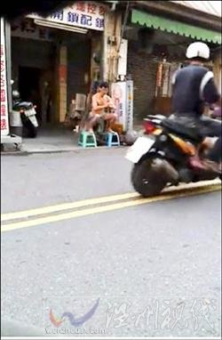 男子穿內(nèi)褲當(dāng)街練“吊陰功” 嚇壞女路人(圖)