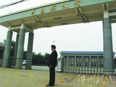 大魏站在停放妻子遺體的殯儀館前