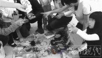 7歲女童在跳蚤市場愛心義賣名牌包 被說成“7歲炫富