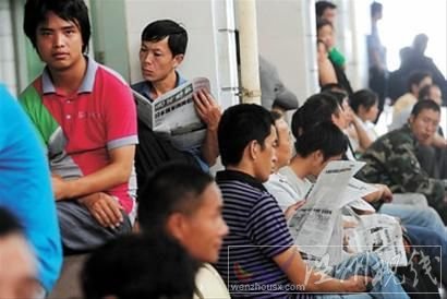 在溫州的求職中介所內，不少人淡定地等待雇主上門招。