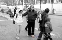 馬路大叔楊合群一年來風(fēng)雨無阻 引導(dǎo)孩子過馬路 “