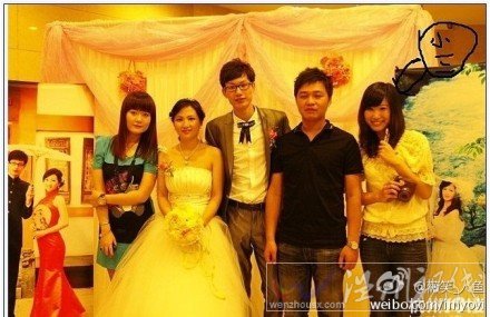 肖艷琴結婚合影：左二為肖艷琴，左三為丈夫姜宏，右一為小三