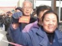 鄭州新聞都比較有趣 15日數萬市民排隊領幾塊錢免費