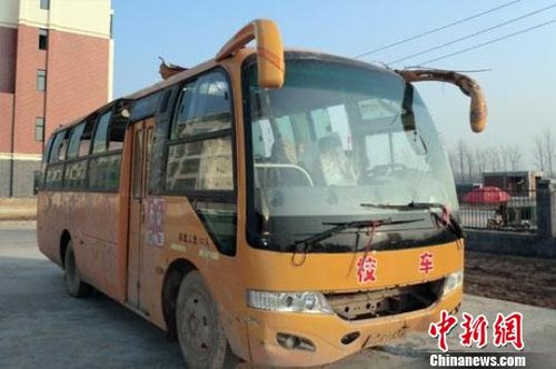 涉事校車就停放在豐縣車輛監(jiān)測(cè)站院內(nèi)朱志庚攝