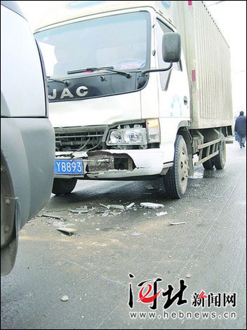 路面結(jié)冰 石家莊珠江大道十余輛車連環(huán)撞(圖)