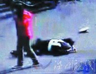 梅州轎車逃交警檢查 把交警頂在引擎蓋上瘋狂逃竄一