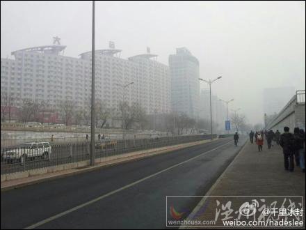 北京陰天霧不散 公路機(jī)場(chǎng)交通受阻