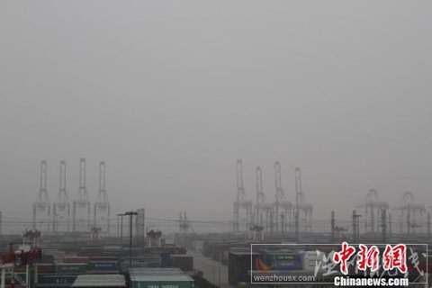 上海港大霧