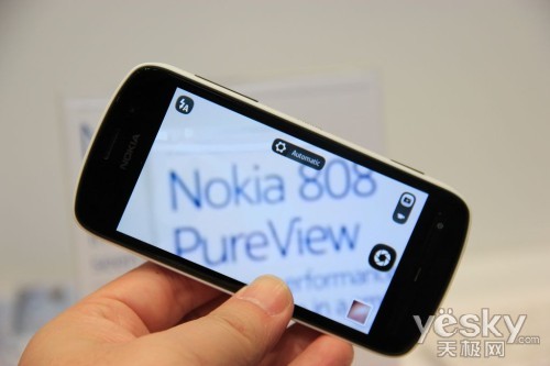 圖為：諾基亞 808 PureView 手機