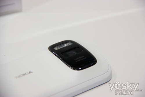 圖為：諾基亞 808 PureView 手機