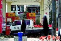 渭南城管上街撕春聯 貼在自家墻上的春聯城管怎么有