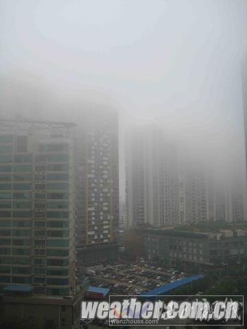 立春后南寧首現(xiàn)“回南天” 濕氣濃重大樓滴水（組圖）