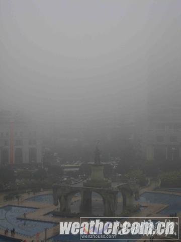 立春后南寧首現(xiàn)“回南天” 濕氣濃重大樓滴水（組圖）