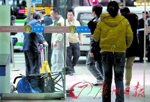 男子探病后墜樓砸中嬰兒車身亡 車上男童受傷
