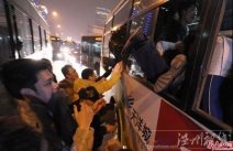 燕郊乘客爬窗擠公交有損北京形象 北京燕郊乘客擠公