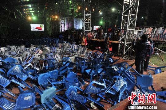 王菲演唱會觀眾席滑塌致11人受傷向歌迷致歉