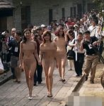 廣西美女裸體上街宣傳環保 很懷疑廣西宣傳環保的瘋
