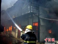 江蘇泰州工棚著火 一建筑工地工棚房被燒坍塌沒有人