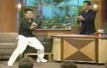 李連杰早年上節(jié)目示范太極拳 踢壞主持人桌子
