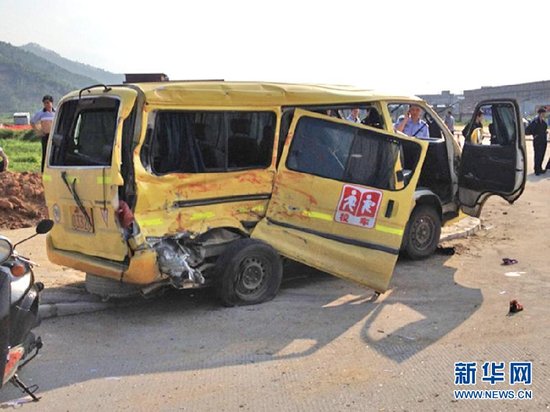 廣東陽(yáng)春幼兒園校車與貨車相撞已致2死15傷